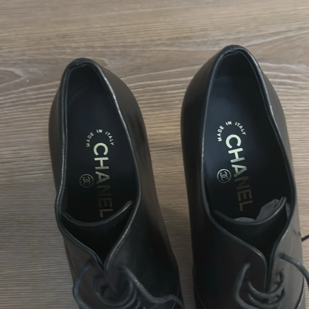 New Chanel heeled black leather boots - Picture 2 of 7